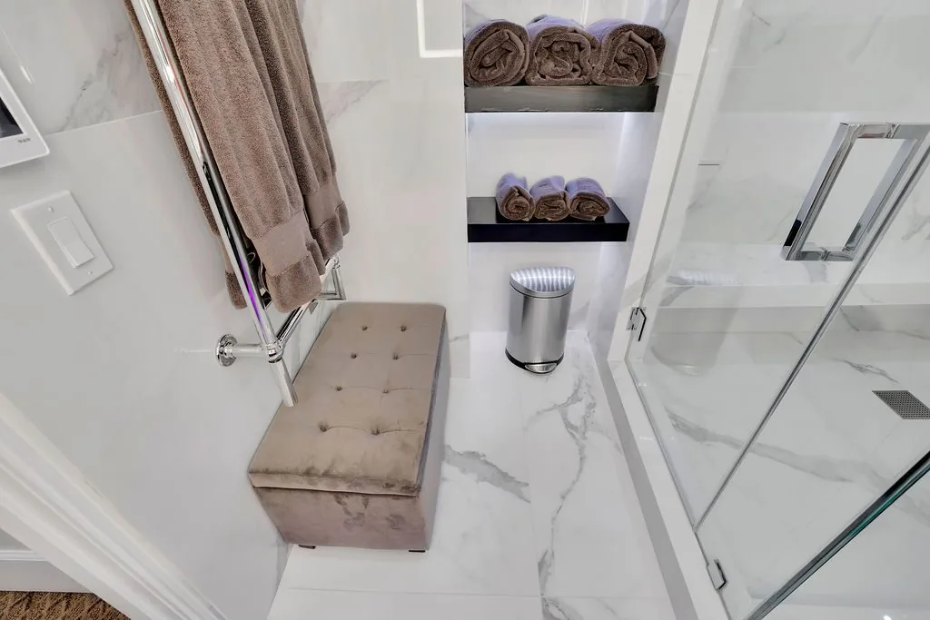 Peachtree St — Large-format porcelain bath