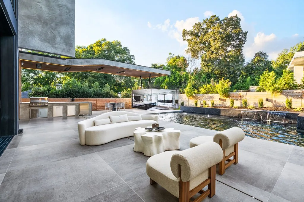 Old Ivy — Outdoor living & large-format floor